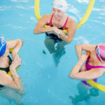Cómo ayuda a la salud de los mayores el ejercicio en el agua